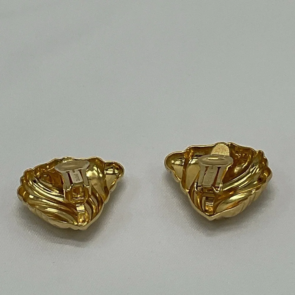 Vintage Christian Dior Gold Tone Shell Clip On Earrings Ribbed Signed Designer - Picture 2 of 12